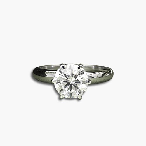 Classic Solitaire Diamond Engagement Ring in White Gold – Timeless Round Cut